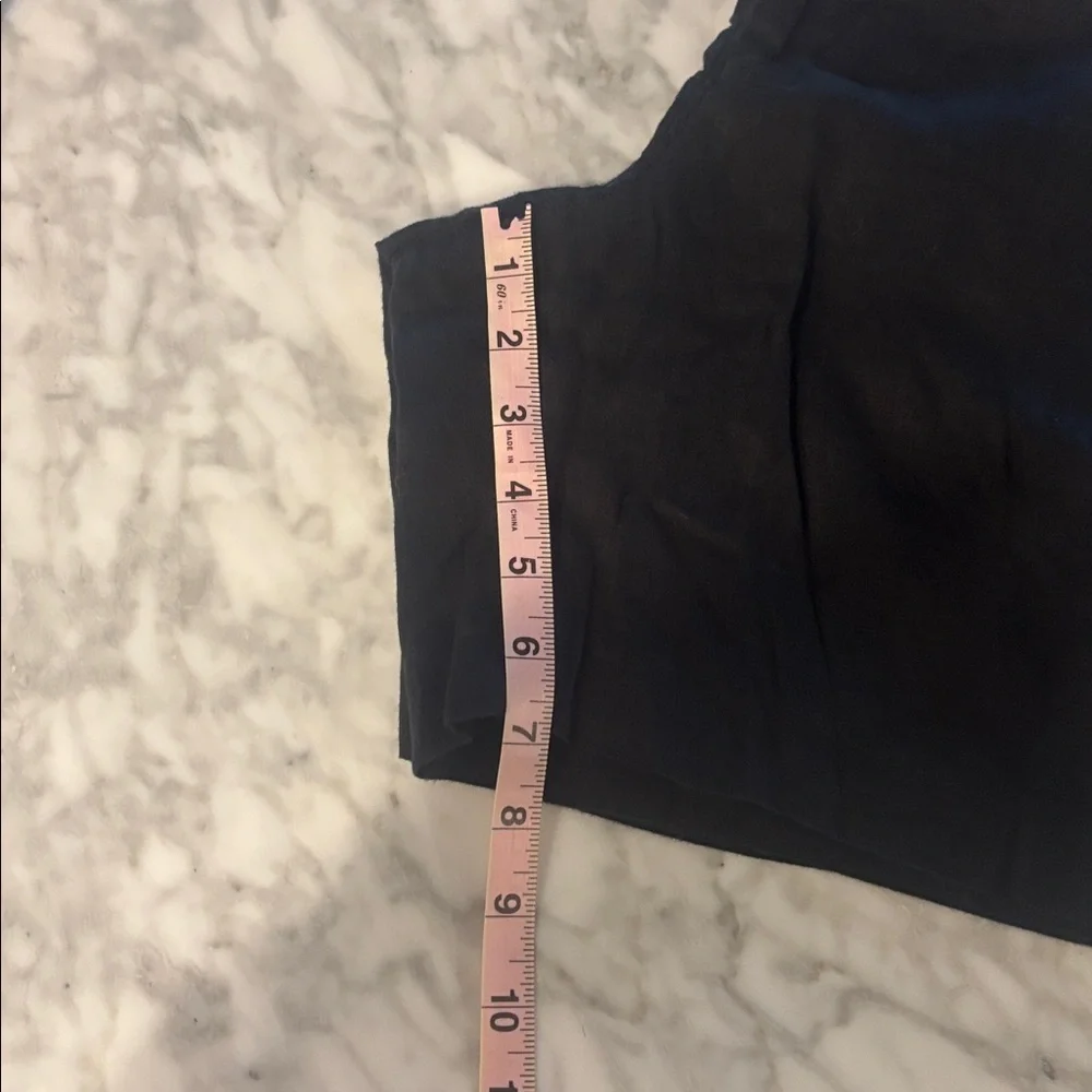 Everlane Men's black Flat Front 7” Linen Shorts